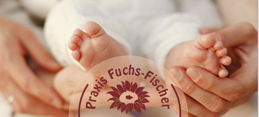 Sie sehen unser Praxislogo und ein Bild auf dem die Füße eines Kleinkindes von der Mutter gestreichelt werden.
